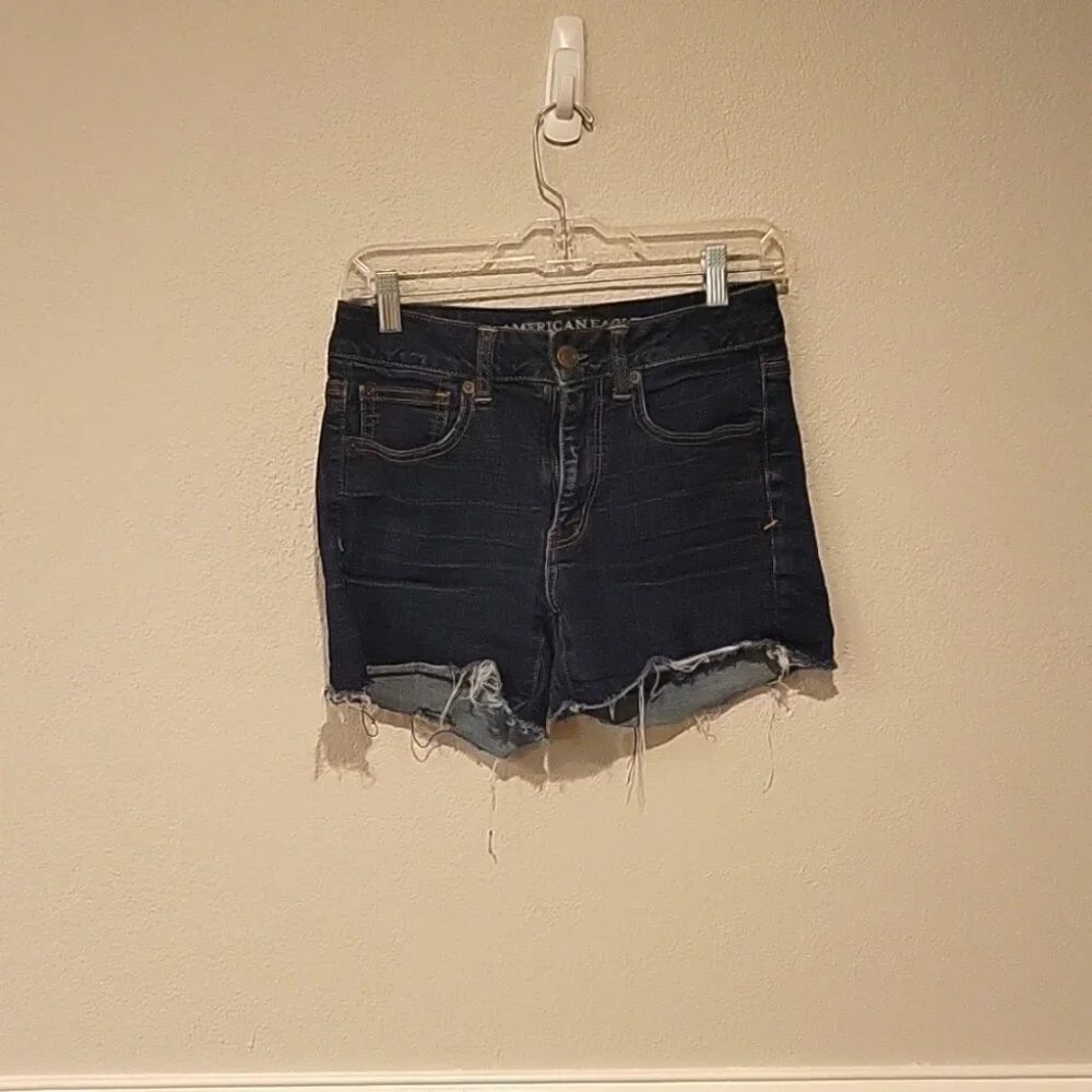 American eagle dark wash super stretch frayed hemline Jean shorts size 6 - Picture 1 of 7